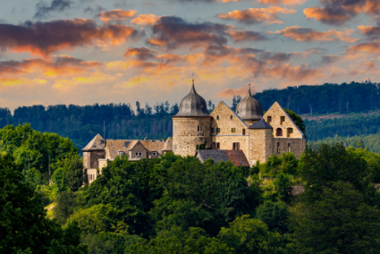 Hofgeismar Blick auf das wunderschoene DornroeschenschlossSababurg