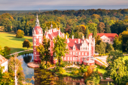 Bad Muskau Bad Muskau Neues Schloss mit Fuerst Pueckler Park UNESCO-Welterbe