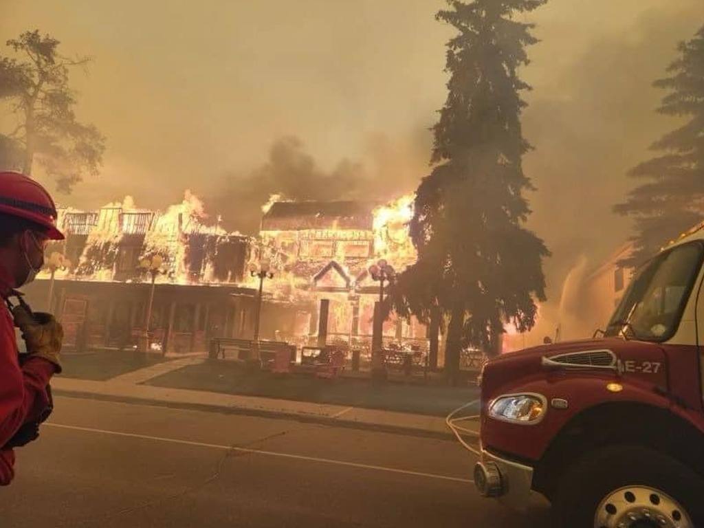 Jasper wildfires burn lodges, close campsites as situation worsens